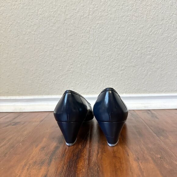 SALVATORE FERRAGAMO Slip-On Kitten Heel Dress Shoes in Navy Leather ITALY - Picture 6 of 12